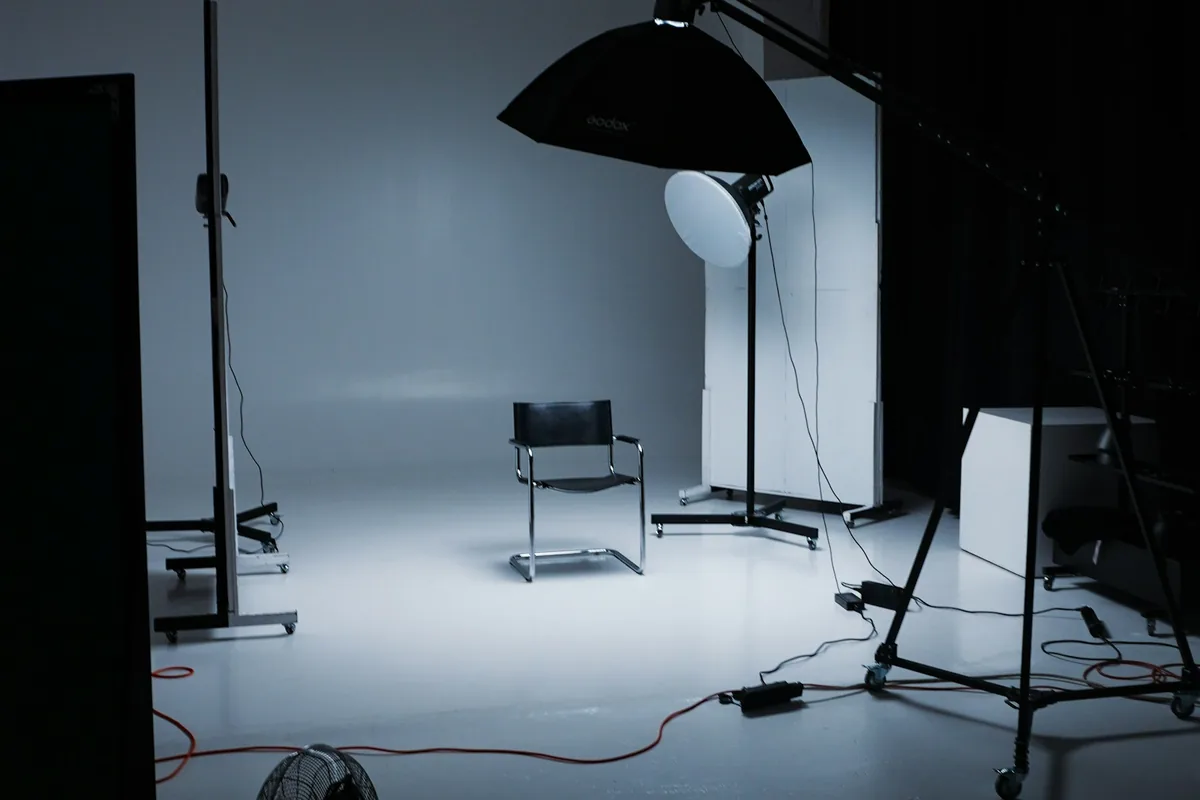 Fotostudio-Set mit Studiolicht, Stuhl und freier Fläche für Preisvergleiche