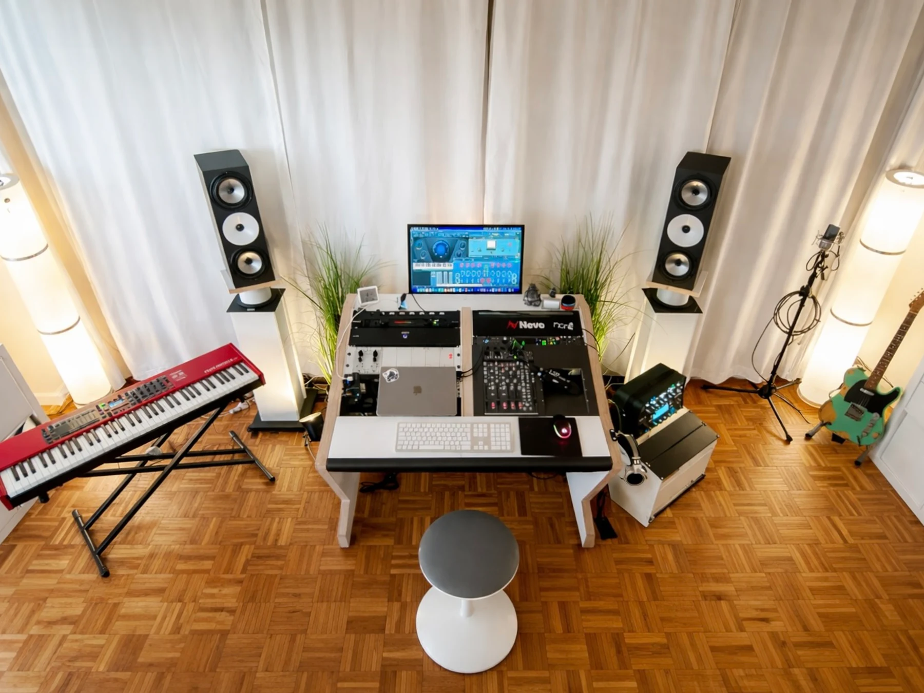 Heller Regieraum von Tim Bremer mit Monitoren, Studiotisch, Keyboard und Instrumenten
