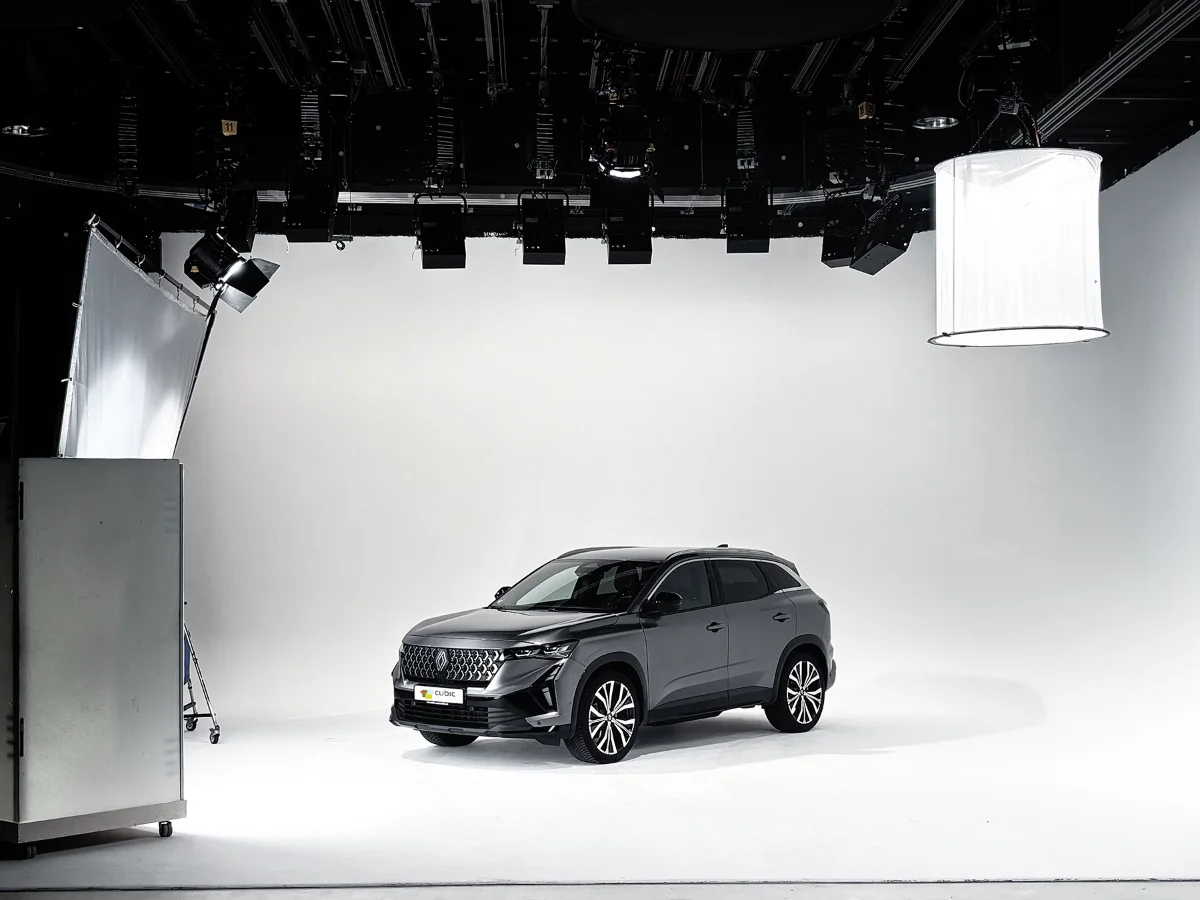 Cubic Studios in Düsseldorf mit weißer Hohlkehle, Deckenlicht und Auto auf dem Set