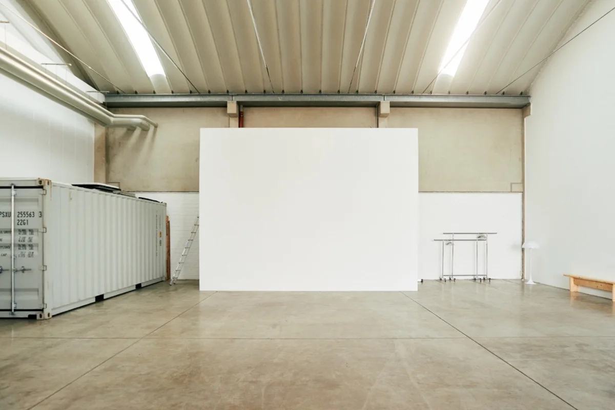Helle Industriehalle im sold out Studio in Düsseldorf mit Betonboden und hoher Decke