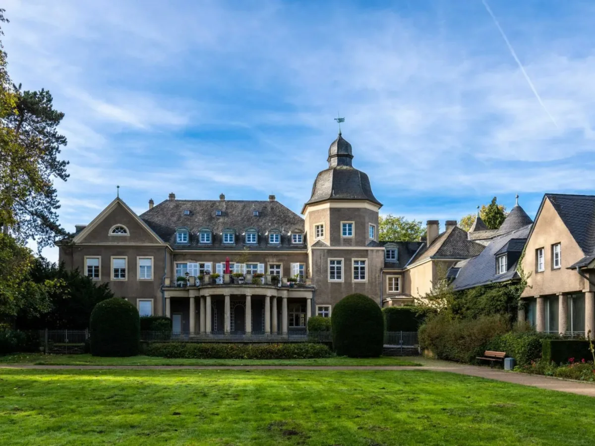 Historisches Schlossgebäude von THE PALACE in Düsseldorf mit Park davor