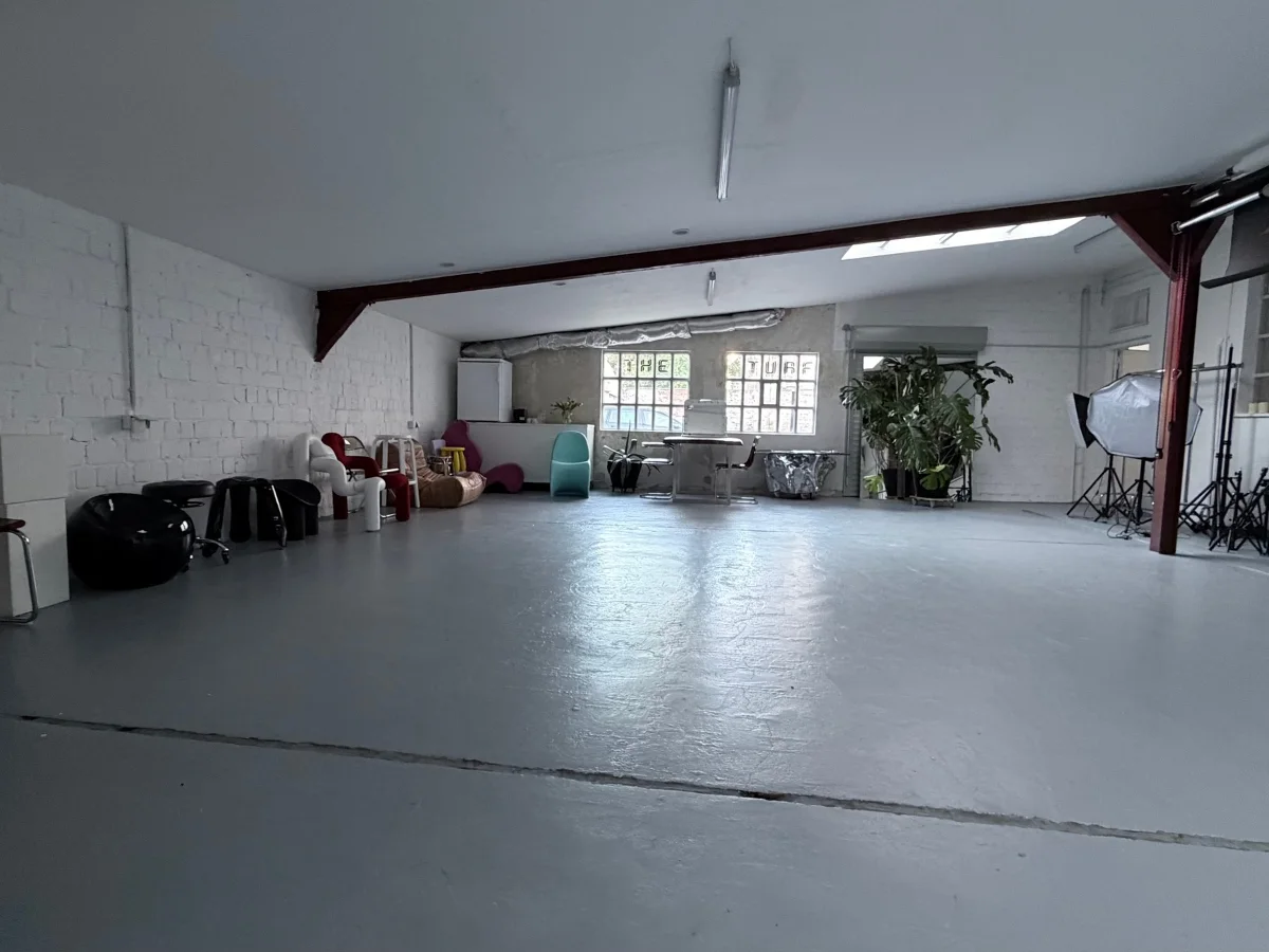 Industrial Daylight Photo Studio in Köln mit hoher Decke, großen Fenstern und freier Shootingfläche