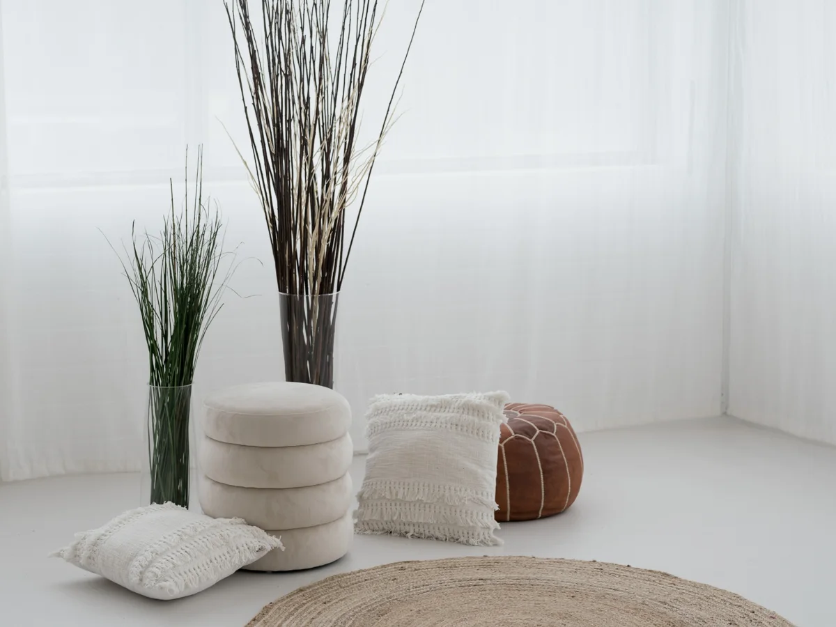 Tageslichtstudio mit Loft Charakter in Köln-Rodenkirchen mit hellem Set und Dekoration