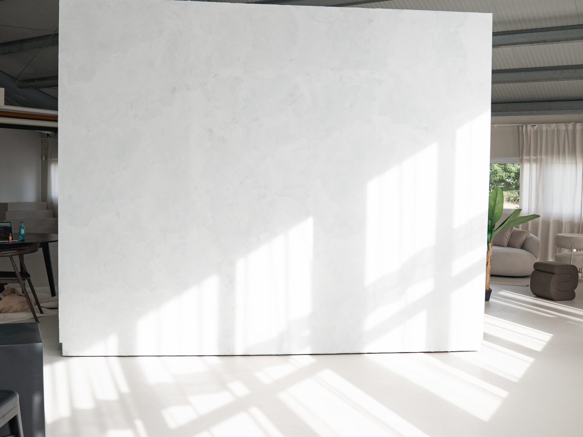 Helles Tageslichtstudio im Atelier 06 in Neuss mit weißer Hintergrundwand